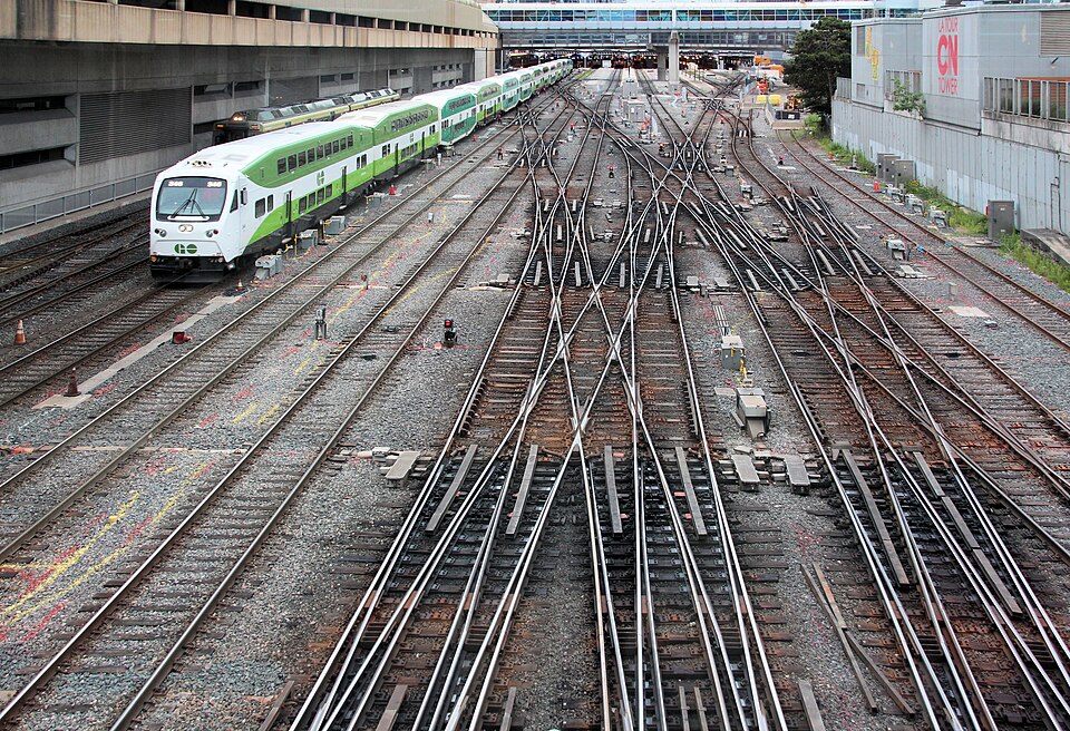 Commuter GO Train departing Toronto Union Station 0116.jpg