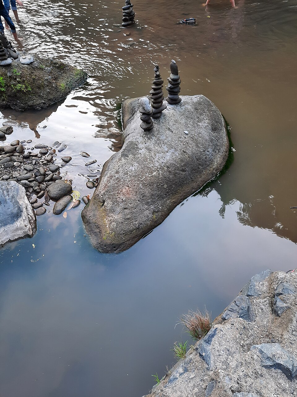 Tegenungan Glasinga Waterfall Stone Balance.jpg
